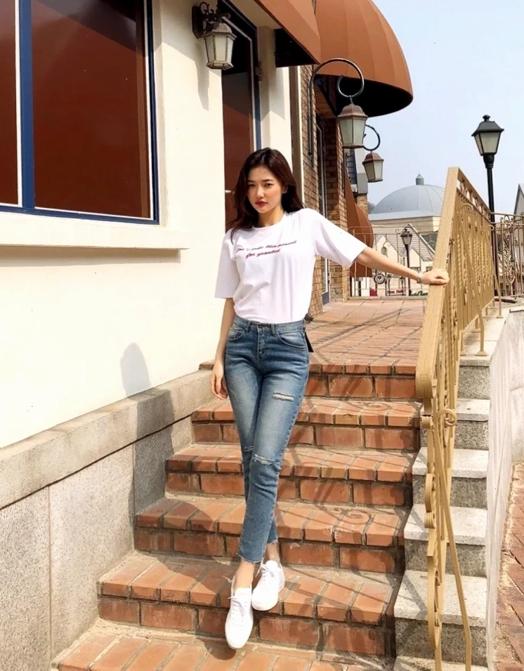 gái xinh mặc quần jean rạng rỡ