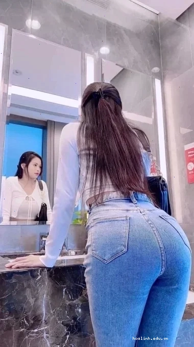 gái xinh mặc quần jean trên phố