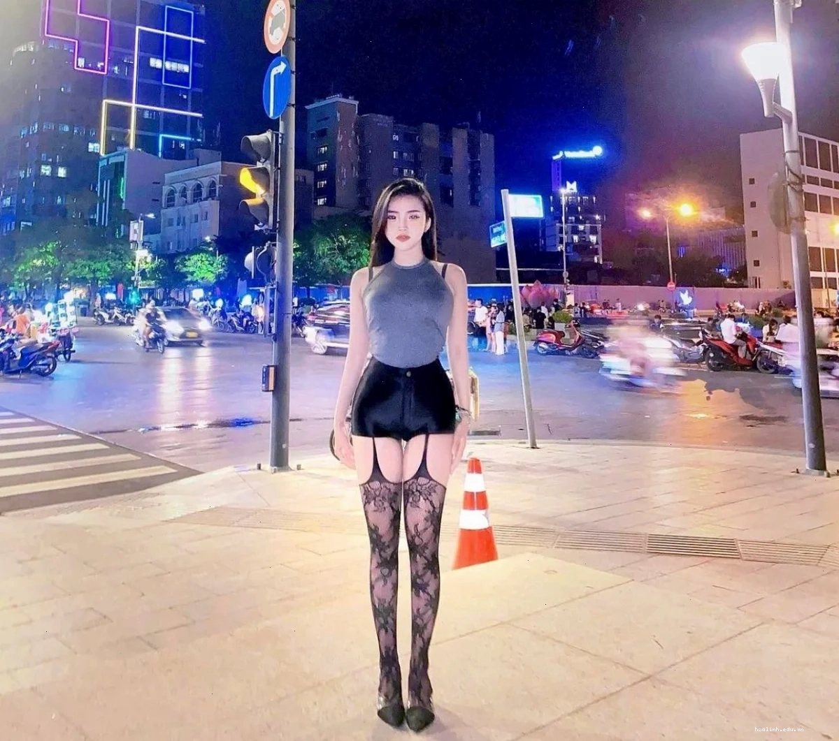 gái xinh mặc quần lưới thần thái