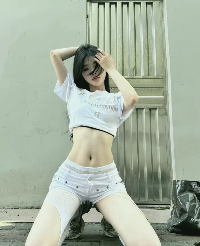 gái xinh mặc quần ngắn bó sát bên vali