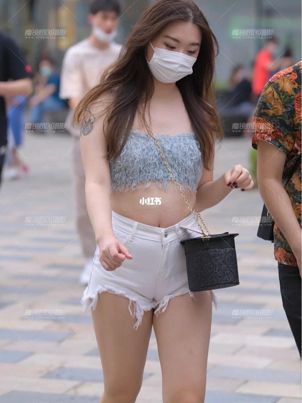 gái xinh mặc quần ngắn bó sát chụp ảnh