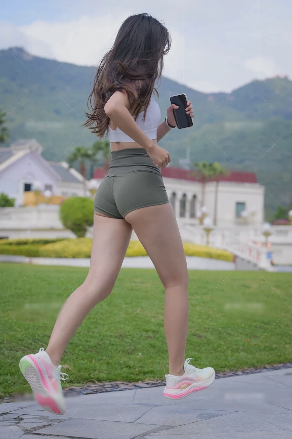 gái xinh mặc quần ngắn bó sát đứng cạnh gương