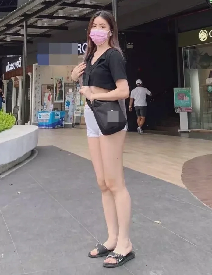 gái xinh mặc quần ngắn bó sát ở công viên