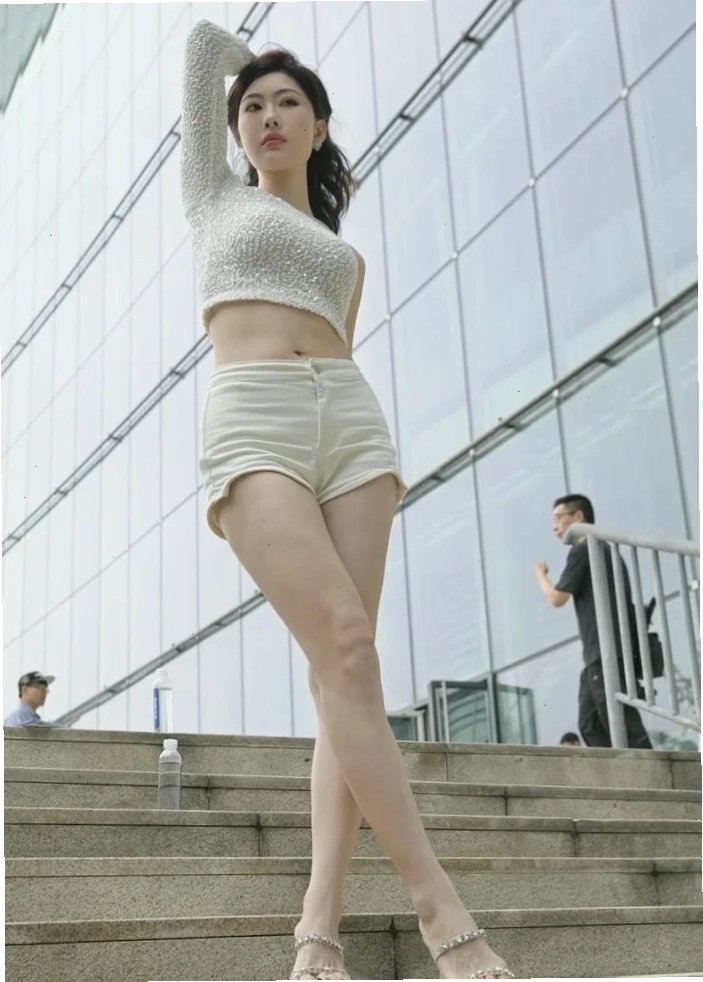 gái xinh mặc quần ngắn bó sát sang trọng