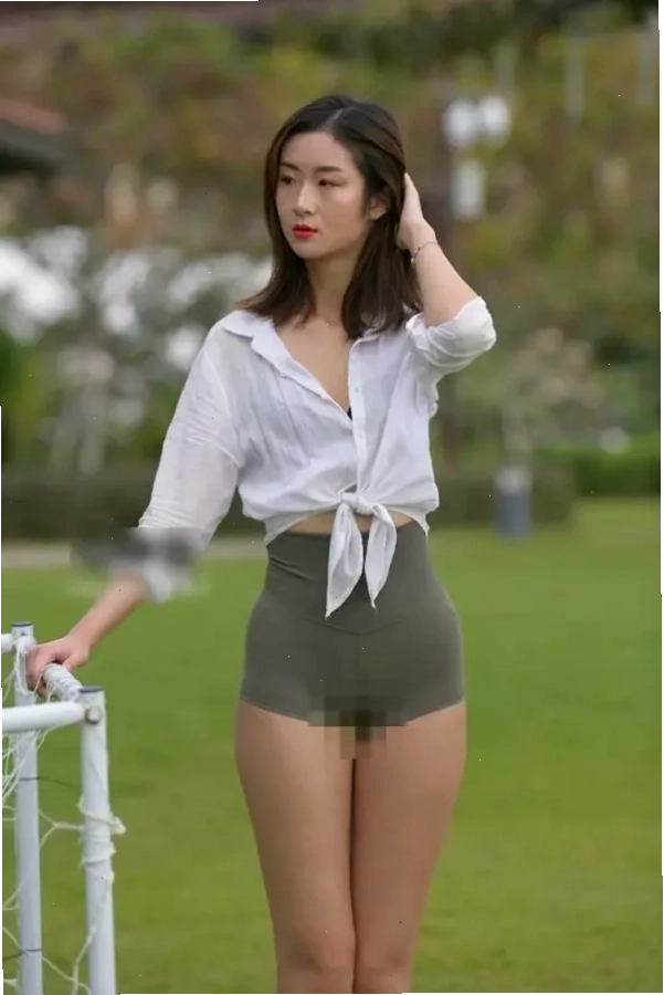 gái xinh mặc quần ngắn bó sát trong nhà