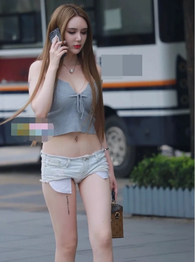 gái xinh mặc quần ngắn lộ mu