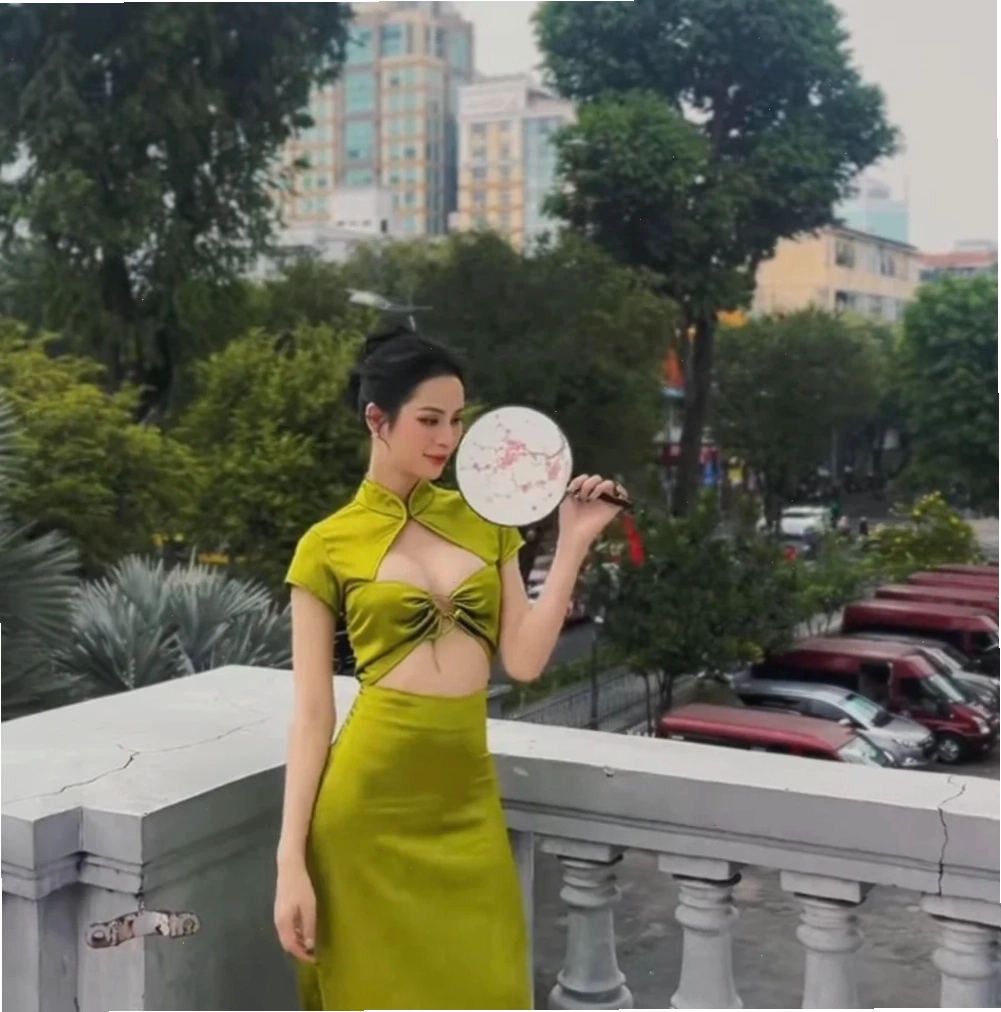 gái xinh mặc sườn xám đen