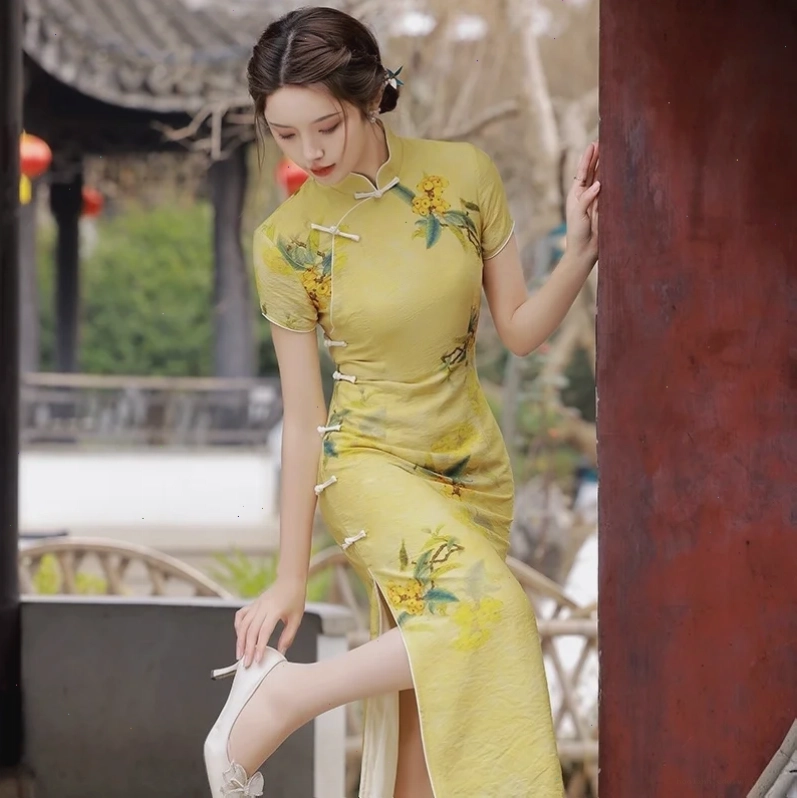 gái xinh mặc sườn xám họa tiết lá