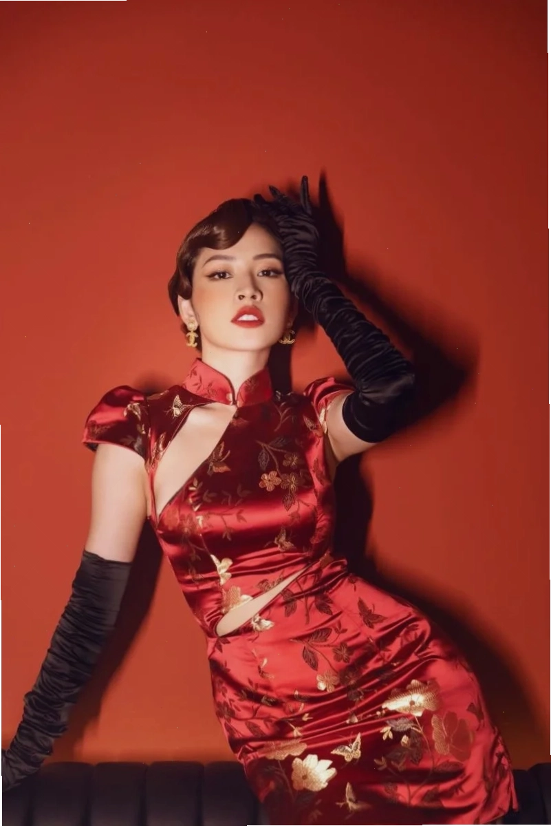 gái xinh mặc sườn xám hồng