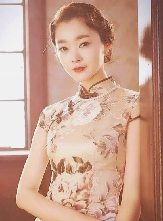 gái xinh mặc sườn xám kẻ caro