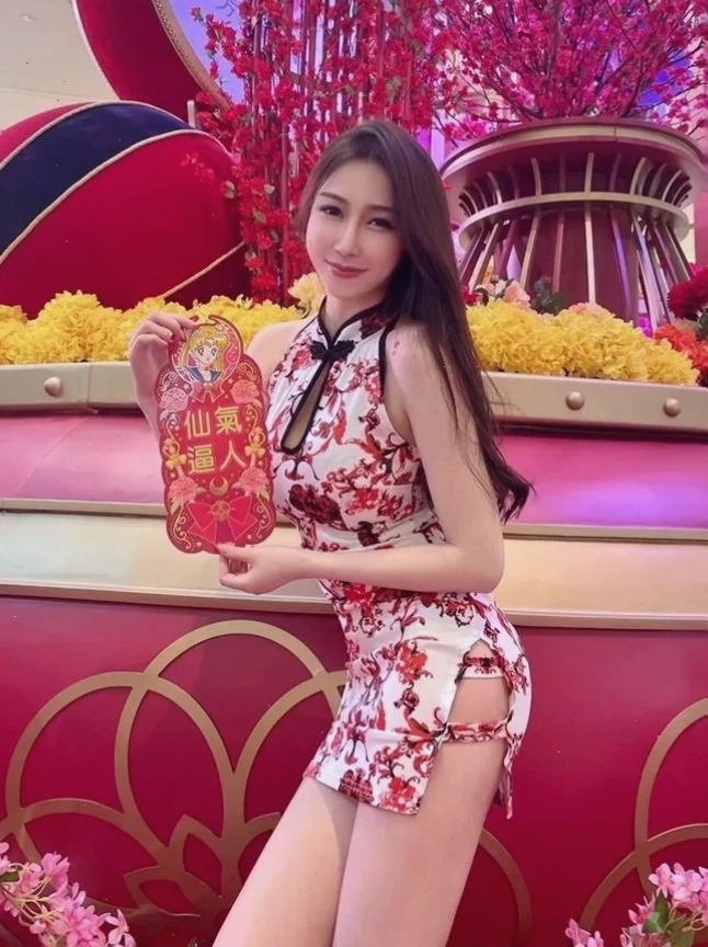 gái xinh mặc sườn xám màu đỏ