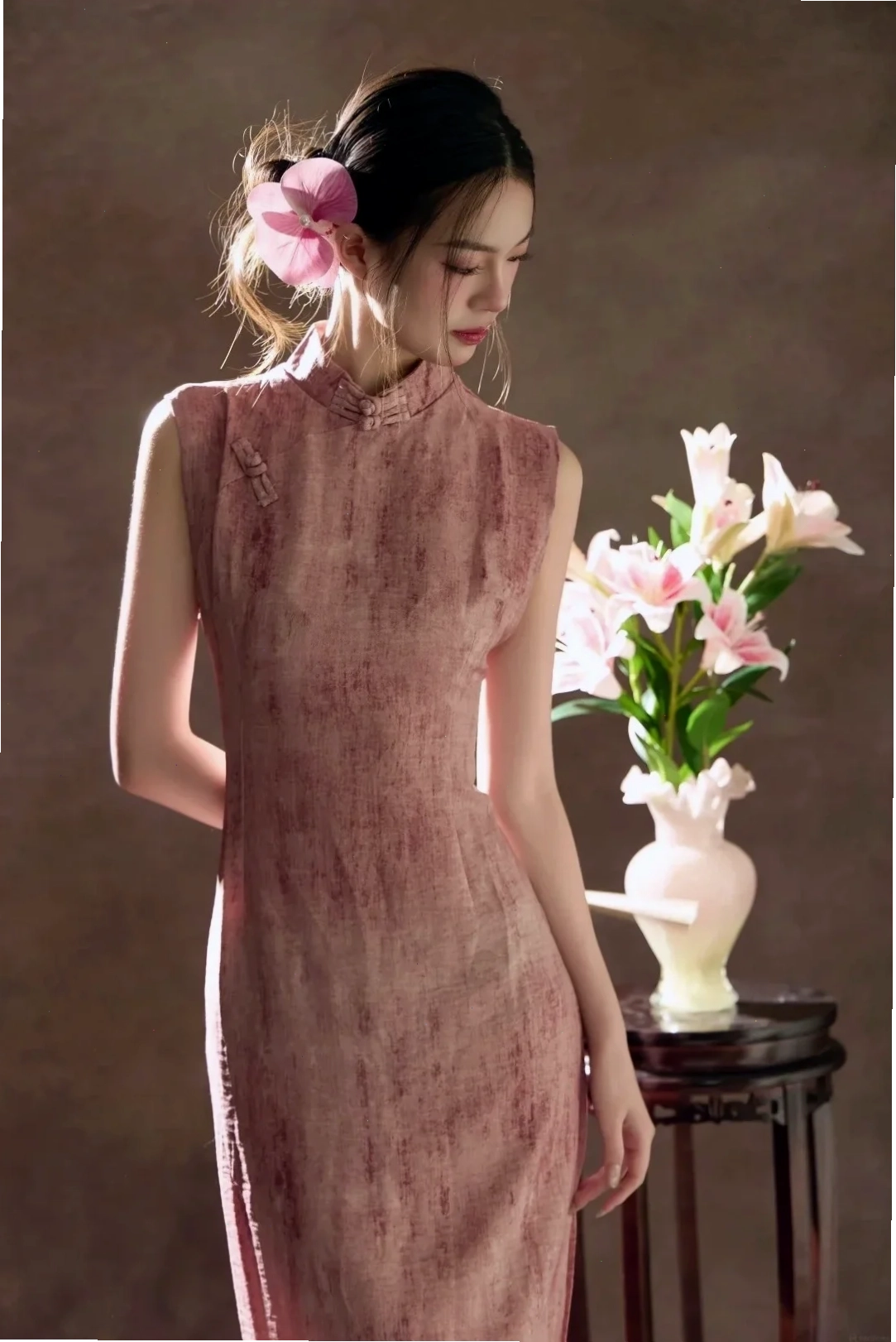 gái xinh mặc sườn xám màu sáng