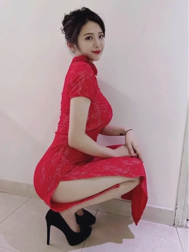 gái xinh mặc sườn xám ngắn