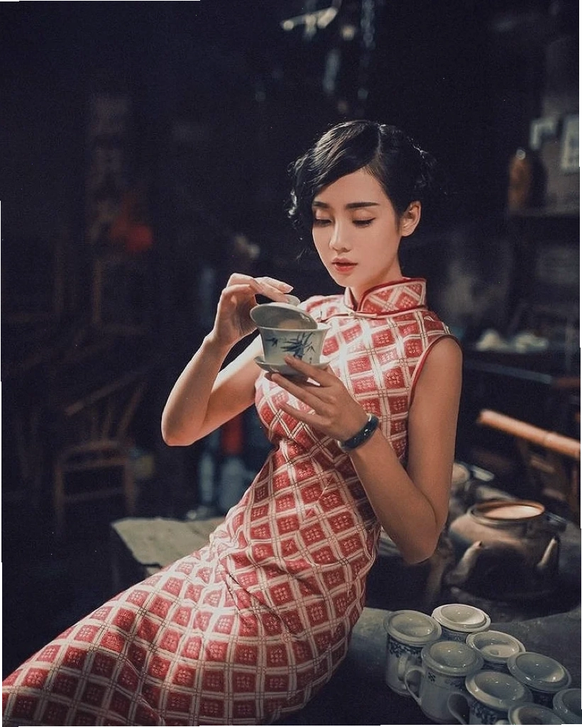 gái xinh mặc sườn xám tay ngắn