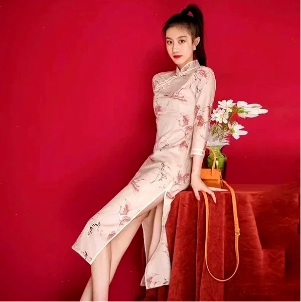 gái xinh mặc sườn xám vintage