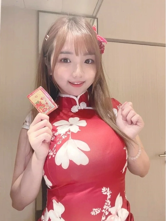 gái xinh mặc sườn xám xẻ tà