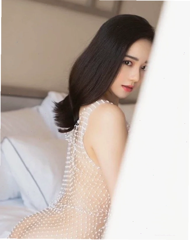 gái xinh mặc váy lưới đơn giản