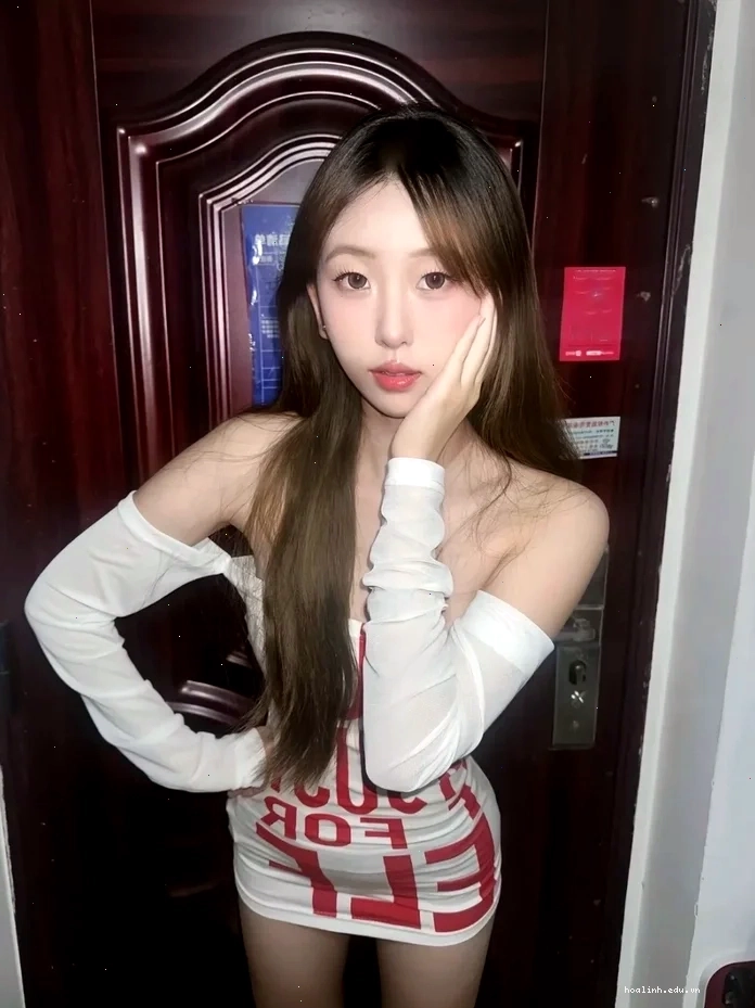 gái xinh mặc váy ngắn bó sát cuốn hút gái xinh mặc váy ngắn bó sát quyến rũ