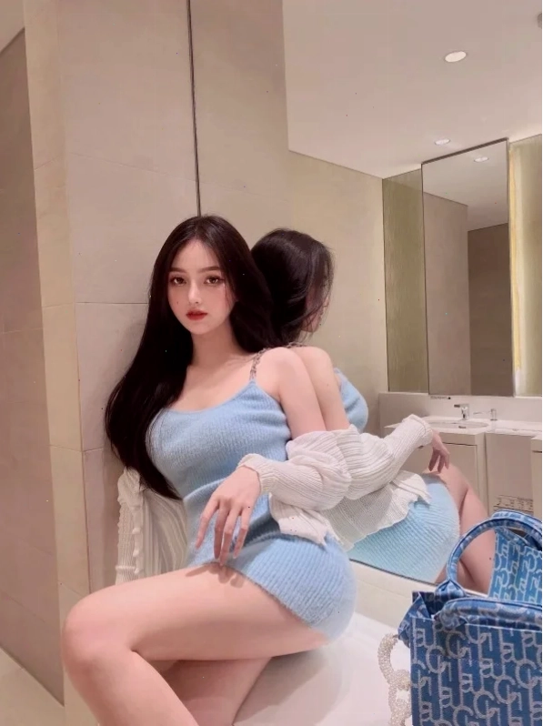 gái xinh mặc váy ngắn bó sát dạo phố gái xinh mặc váy ngắn bó sát trên phố