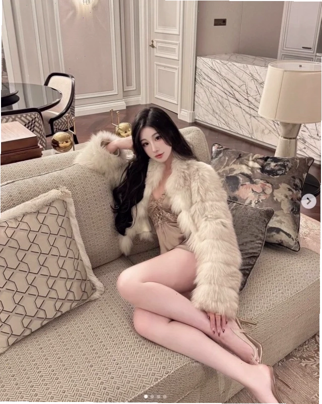 gái xinh mặc váy ngắn chân dài khoe dáng đẹp