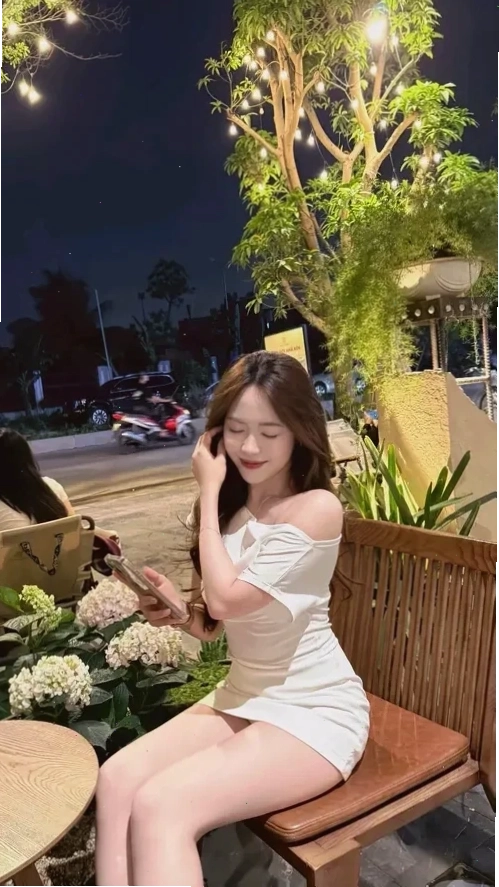 gái xinh mặc váy ngắn gợi cảm