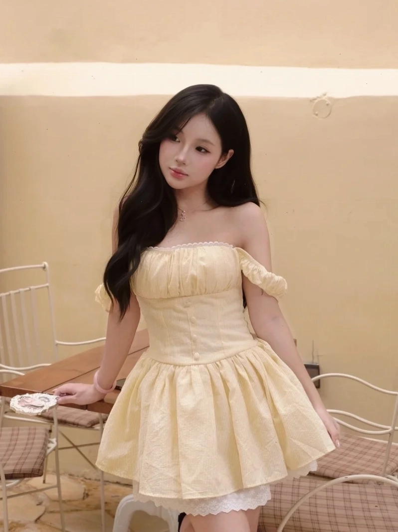 gái xinh mặc váy ngắn gợi cảm