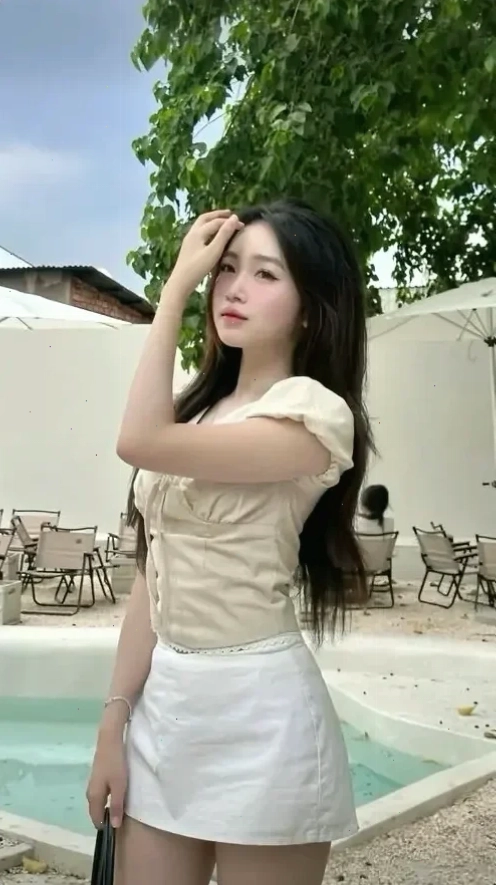 gái xinh mặc váy ôm biển