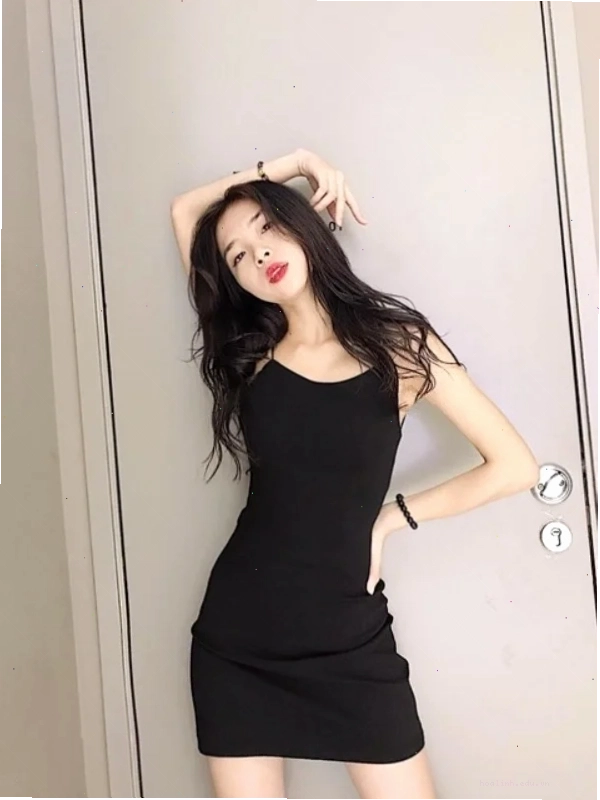 gái xinh mặc váy ôm công sở