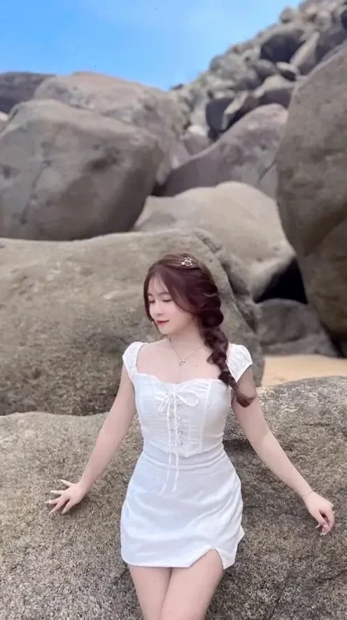 gái xinh mặc váy ôm đỏ