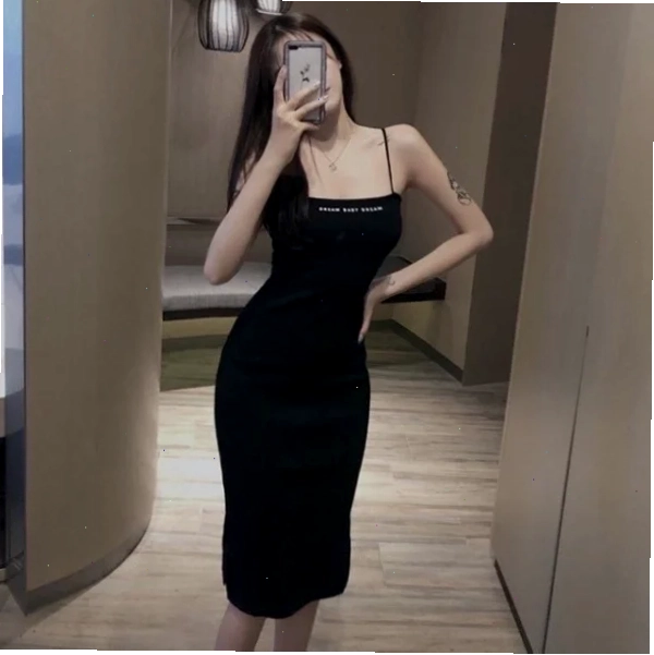 gái xinh mặc váy ôm màu xanh