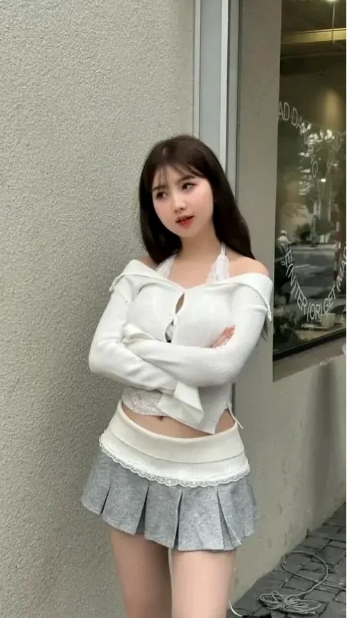 gái xinh mặc váy ôm sân thượng