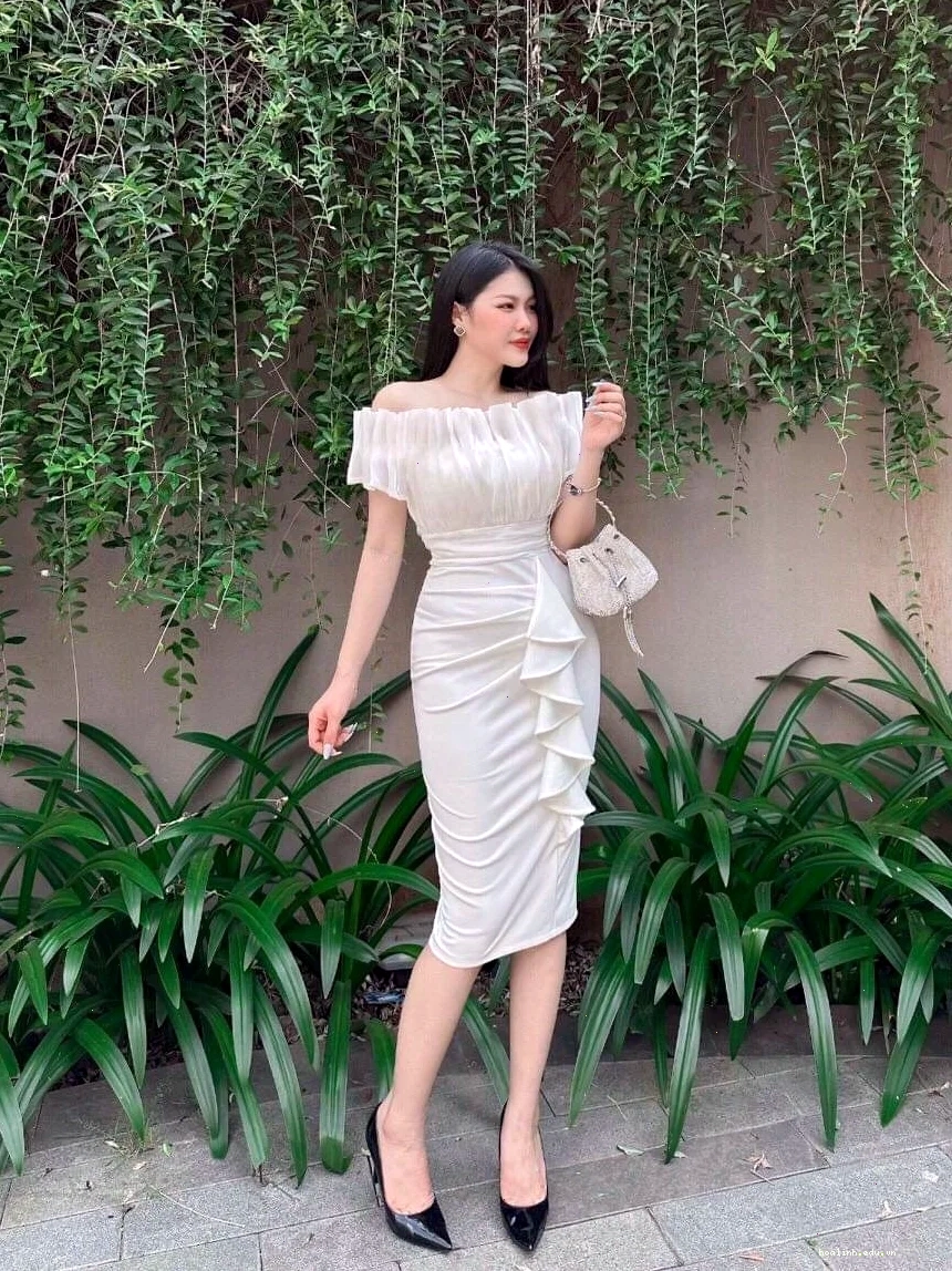 gái xinh mặc váy ôm sang trọng