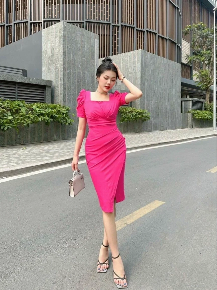 gái xinh mặc váy ôm tự tin