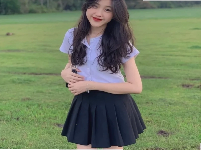 gái xinh mặc váy xếp ly chữ A
