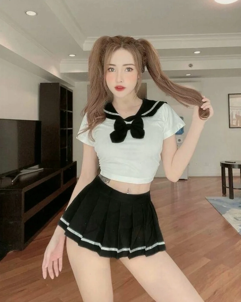 gái xinh mặc váy xếp ly cuối bài