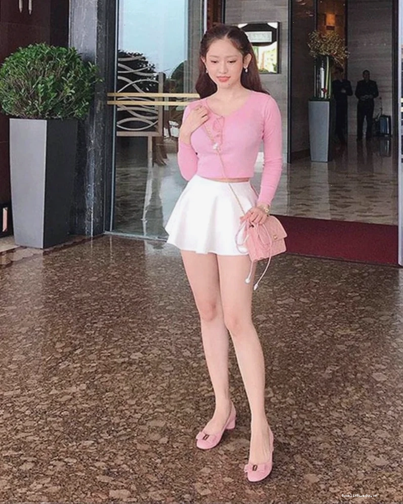 gái xinh mặc váy xếp ly hiện đại