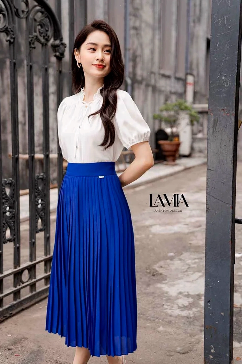 gái xinh mặc váy xếp ly ngắn