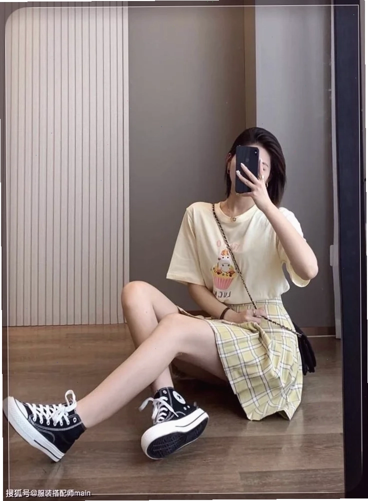 gái xinh mặc váy xếp ly sang trọng