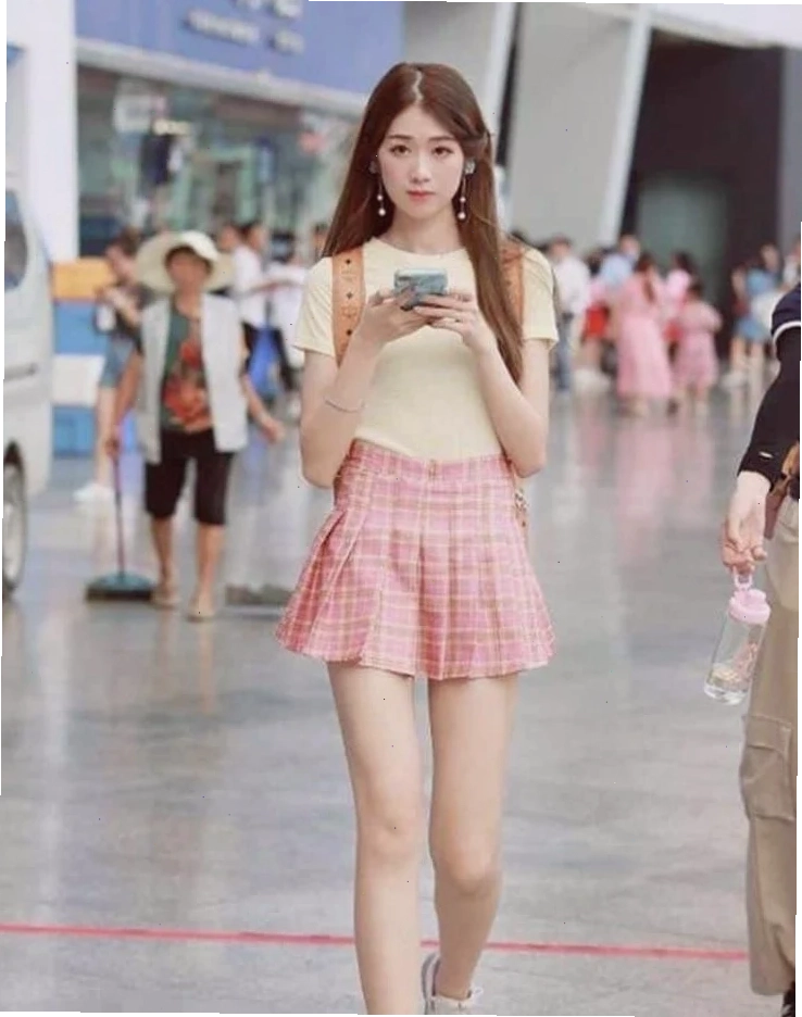 gái xinh mặc váy xếp ly vải da