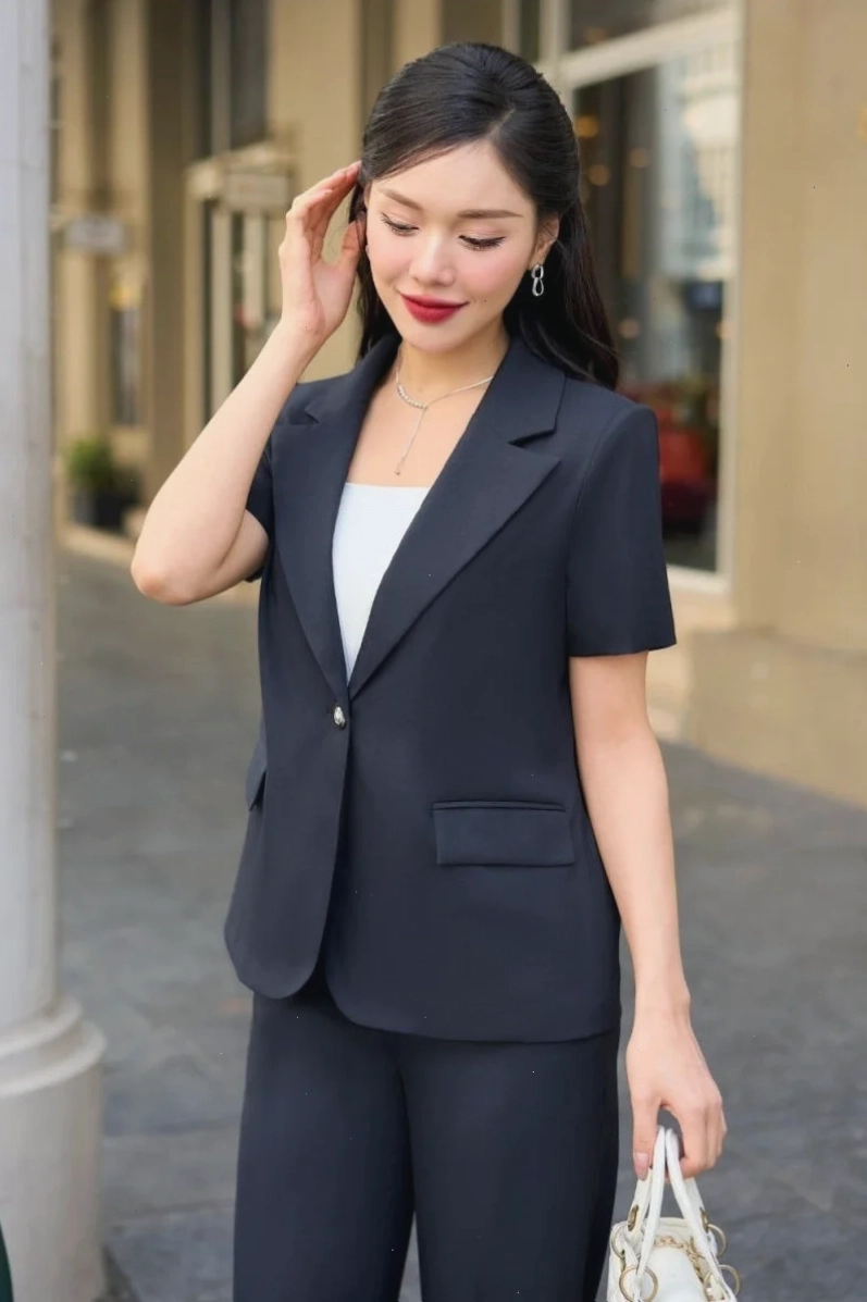 Gái xinh mặc vest công sở