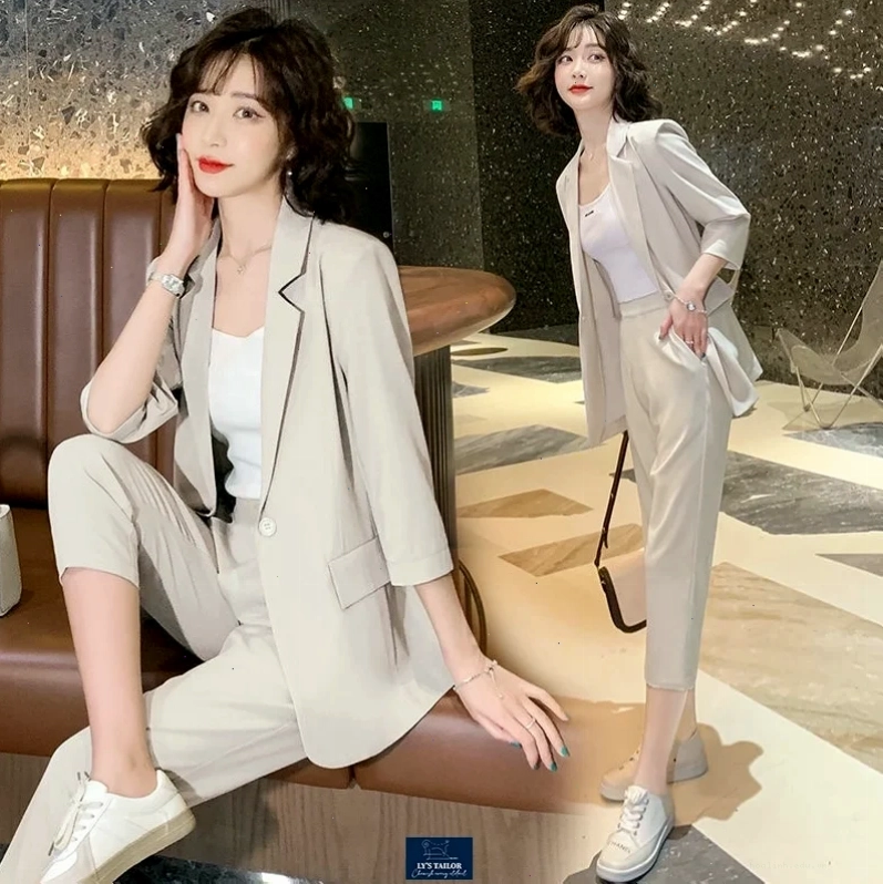 Gái xinh mặc vest tự tin