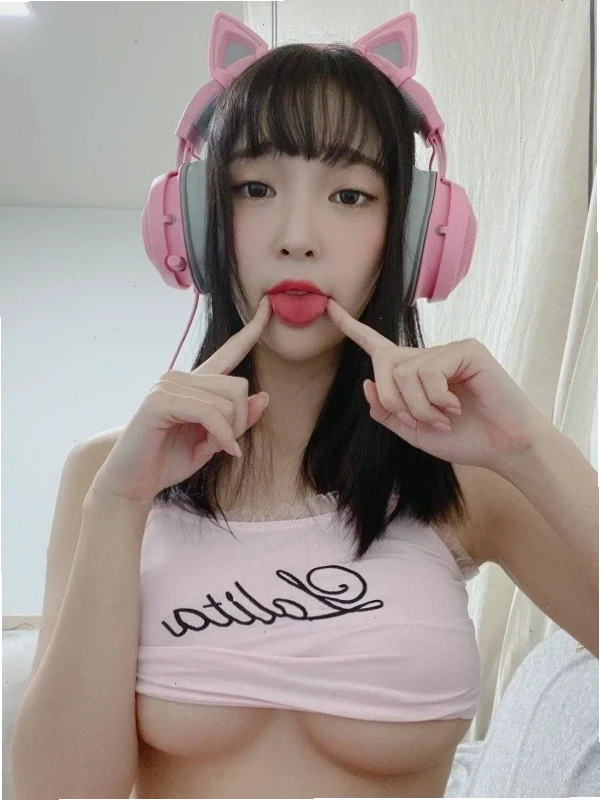 gái xinh ngực to đứng nghiêng