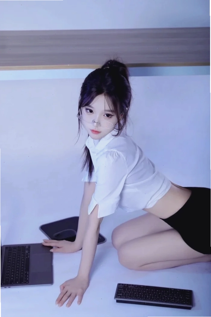 gái xinh sexy hở hang trên vườn hoa