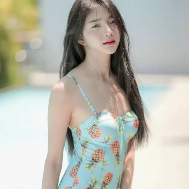 gái xinh thái lan bikini trên nền trời xanh