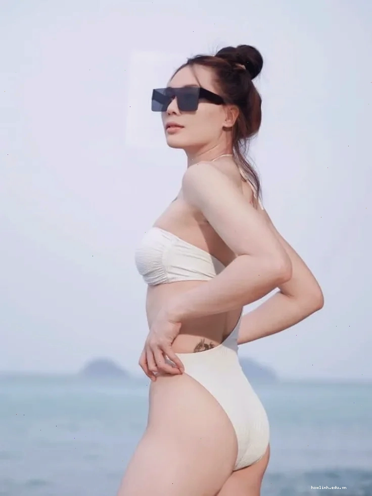 gái xinh thái lan bikini trong hồ nước