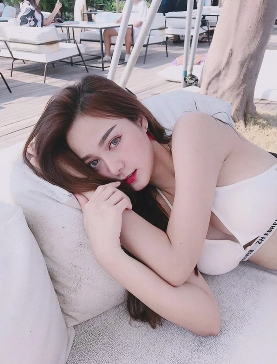 gái xinh thái lan bikini với ô dù