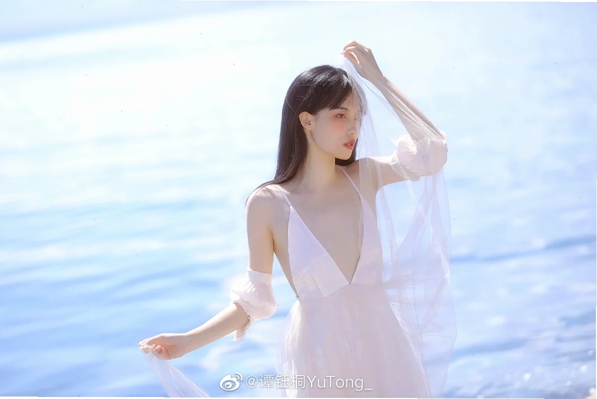 gái xinh trung quốc mặc váy ngắn nhẹ nhàng