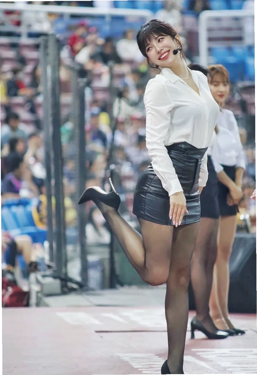 gái xinh trung quốc mặc váy ngắn tự tin pose