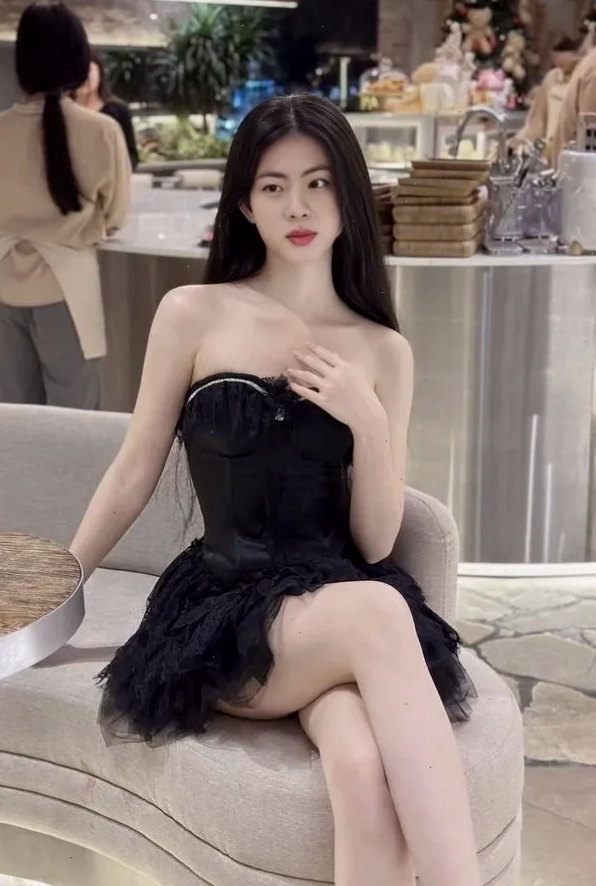 Nụ cười rạng rỡ gái xinh váy ngắn sexy cười rạng rỡ