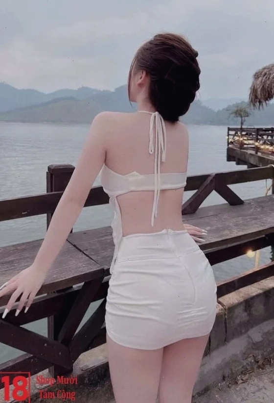 Đôi chân thon dài gái xinh váy ngắn sexy khoe chân dài